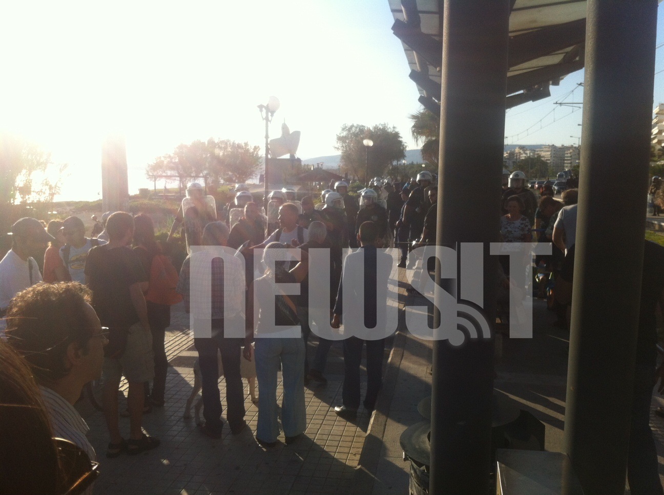 Μικρή ένταση νωρίτερα μεταξύ Χρυσαυγιτών και αριστεριστών στον Φλοίσβο