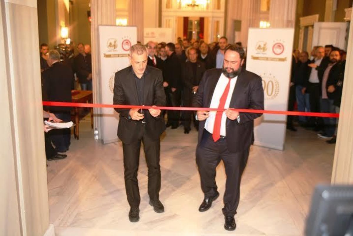 Ο Πειραιάς τίμησε τον Ολυμπιακό και τον Μαρινάκη