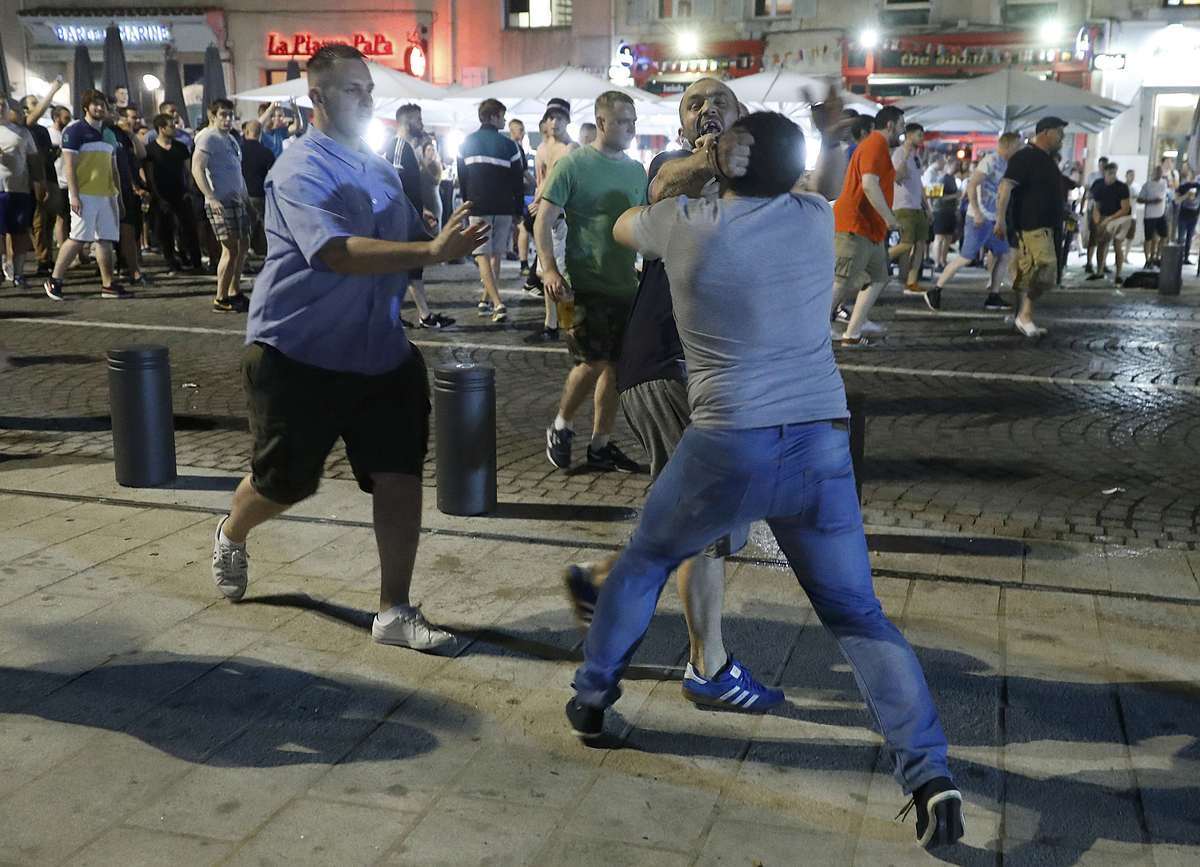 Euro 2016 – “Πόλεμος” χούλιγκαν στη Μασσαλία – Δεύτερη νύχτα επεισοδίων με πρωταγωνιστές Άγγλους, Γάλλους και Ρώσους οπαδούς