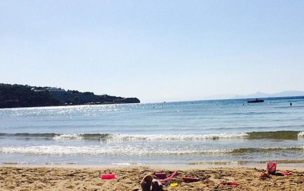 Ποιος τραγουδιστής απόλαυσε σήμερα μπάνιο του στην παραλία;