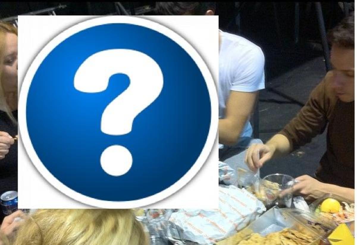 Δείτε τον Κώστα Μαρτάκη να τρώει σουβλάκια στην πρόβα του “RENT”!