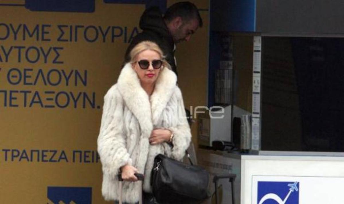 Γωγώ Μαστροκώστα: Με casual σικ look στο αεροδόμιο και τον Τραϊανό Δέλλα στο πλευρό της!