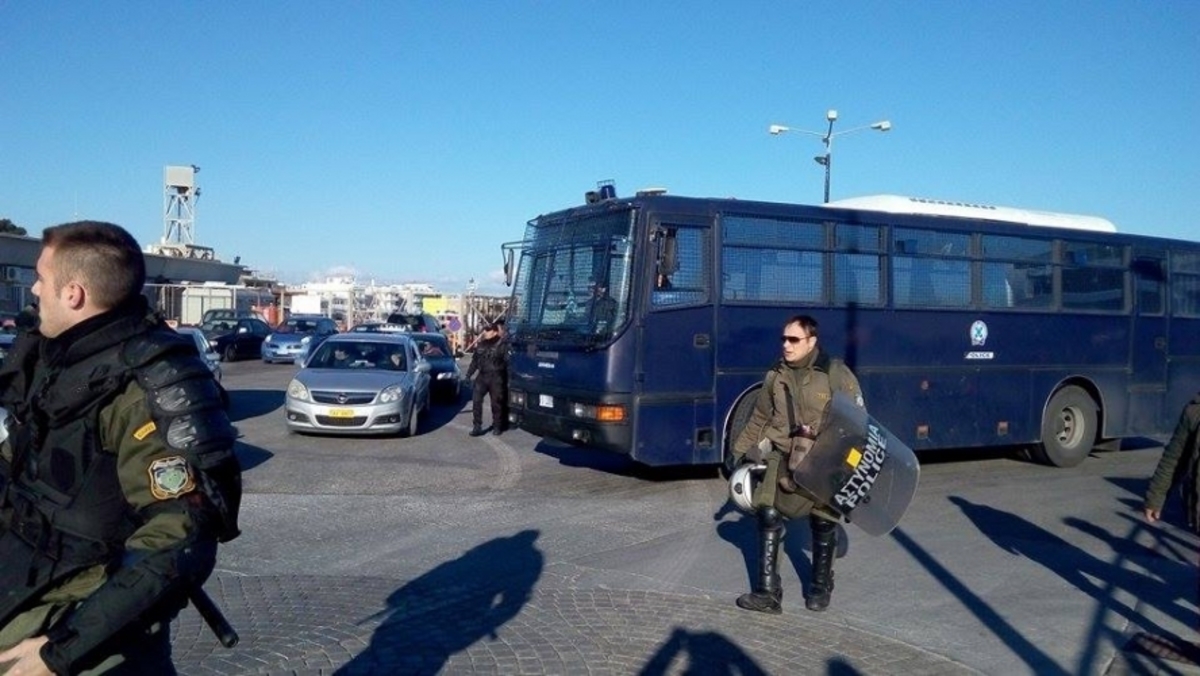 “Απόβαση” ΜΑΤ στην Κω – Κλούβες και… ενισχύσεις στο νησί υπό τον φόβο νέων επεισοδίων – ΒΙΝΤΕΟ