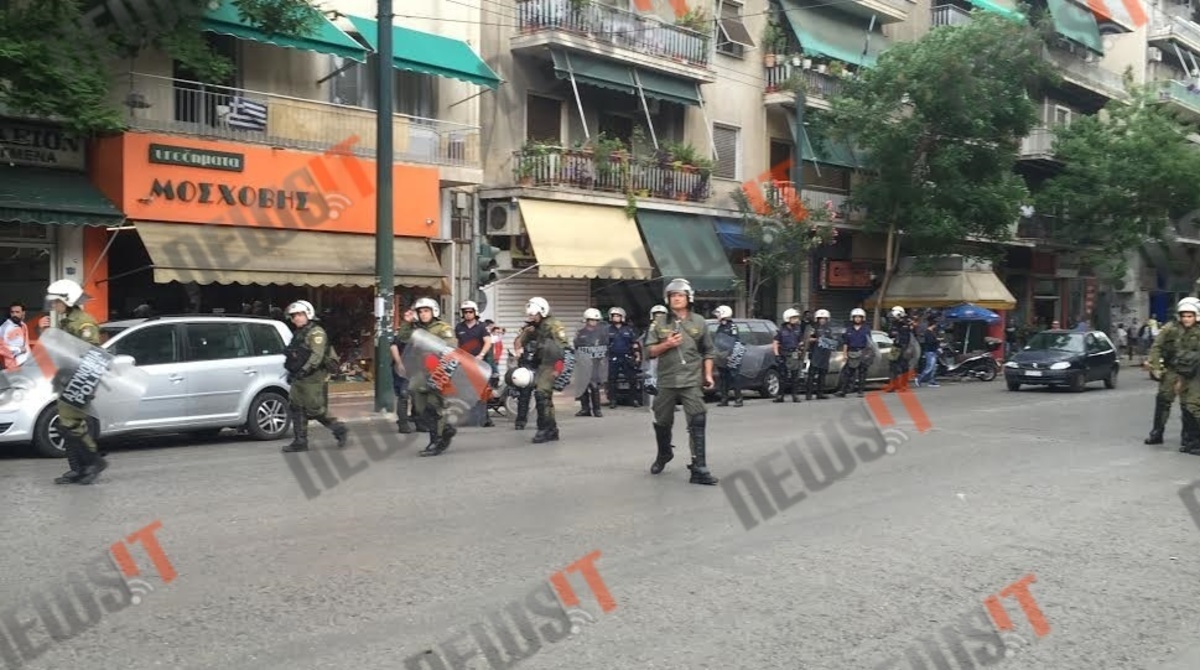 Μπλόκο των ΜΑΤ σε ακροδεξιούς και αντιεξουσιαστές – Βίντεο και φωτογραφίες
