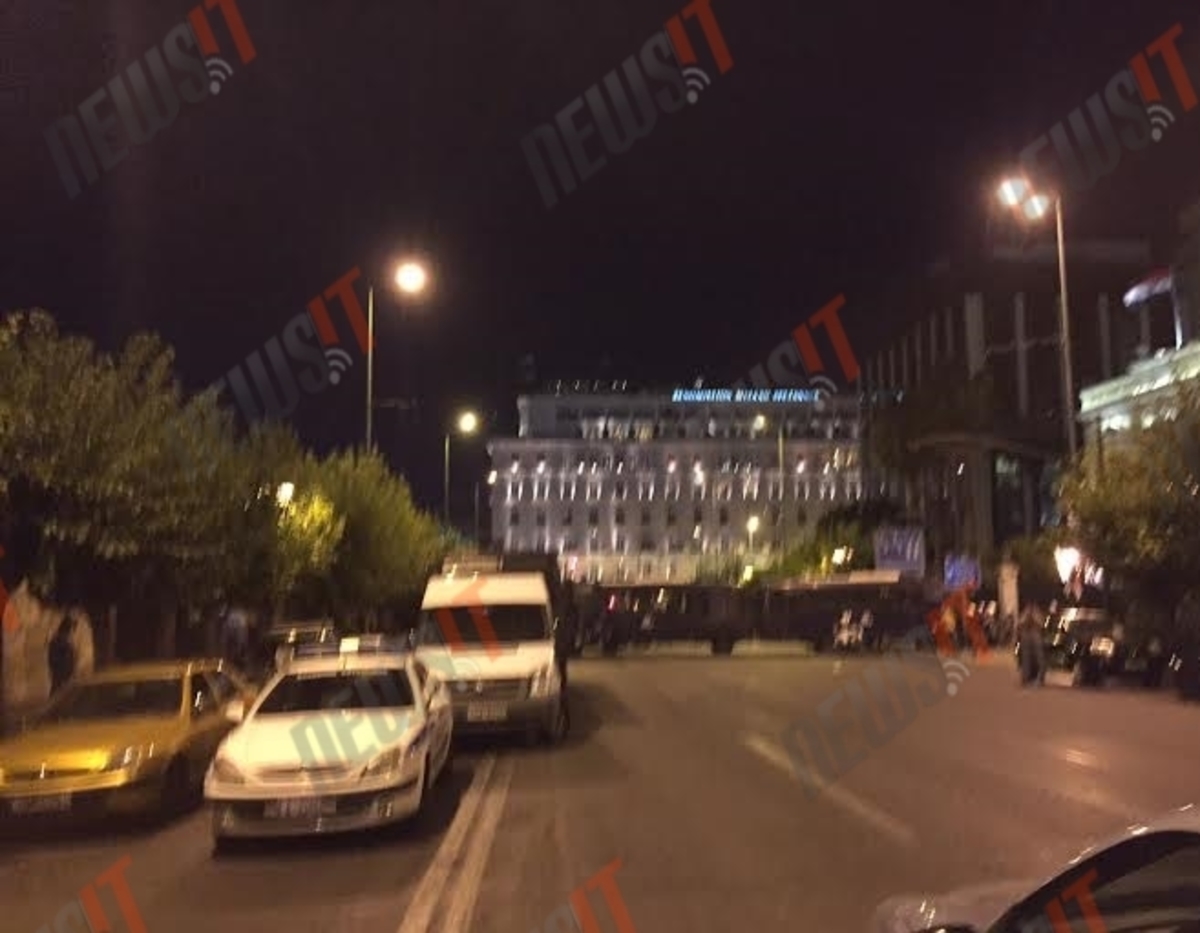 Ένταση στο Σύνταγμα – Μολότοφ και πετροπόλεμος έξω από τη Βουλή