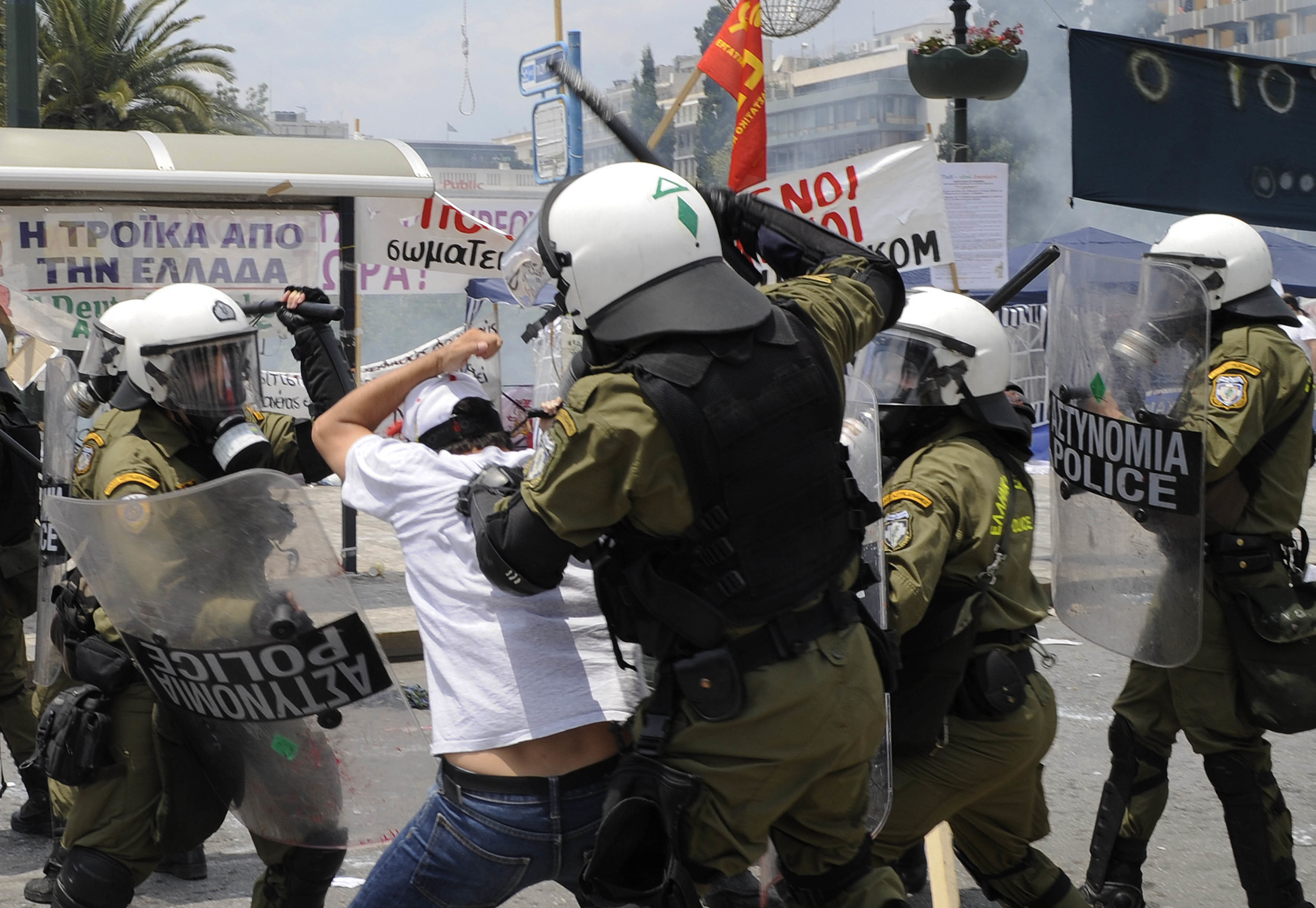Υπερβολική βία αστυνομικών κατά διαδηλωτών στην Αθήνα καταγγέλλει η Διεθνής Αμνηστία