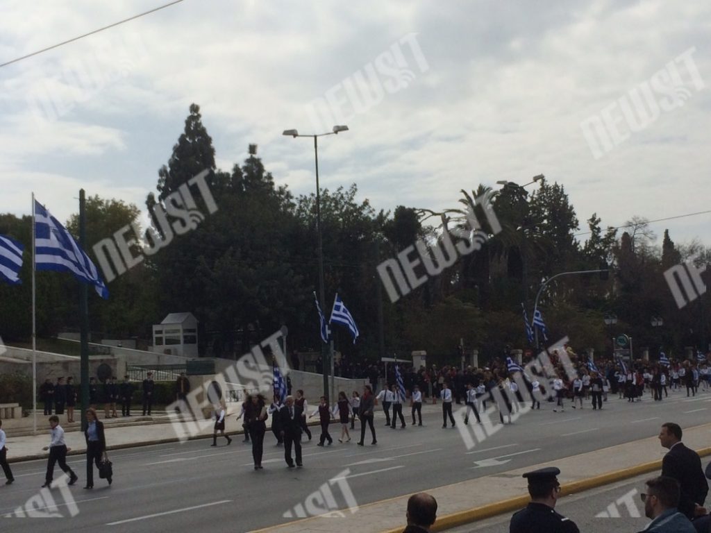 Πλημμύρισε κόσμο το Σύνταγμα για την μαθητική παρέλαση της 25ης Μαρτίου – ΦΩΤΟ κ VIDEO