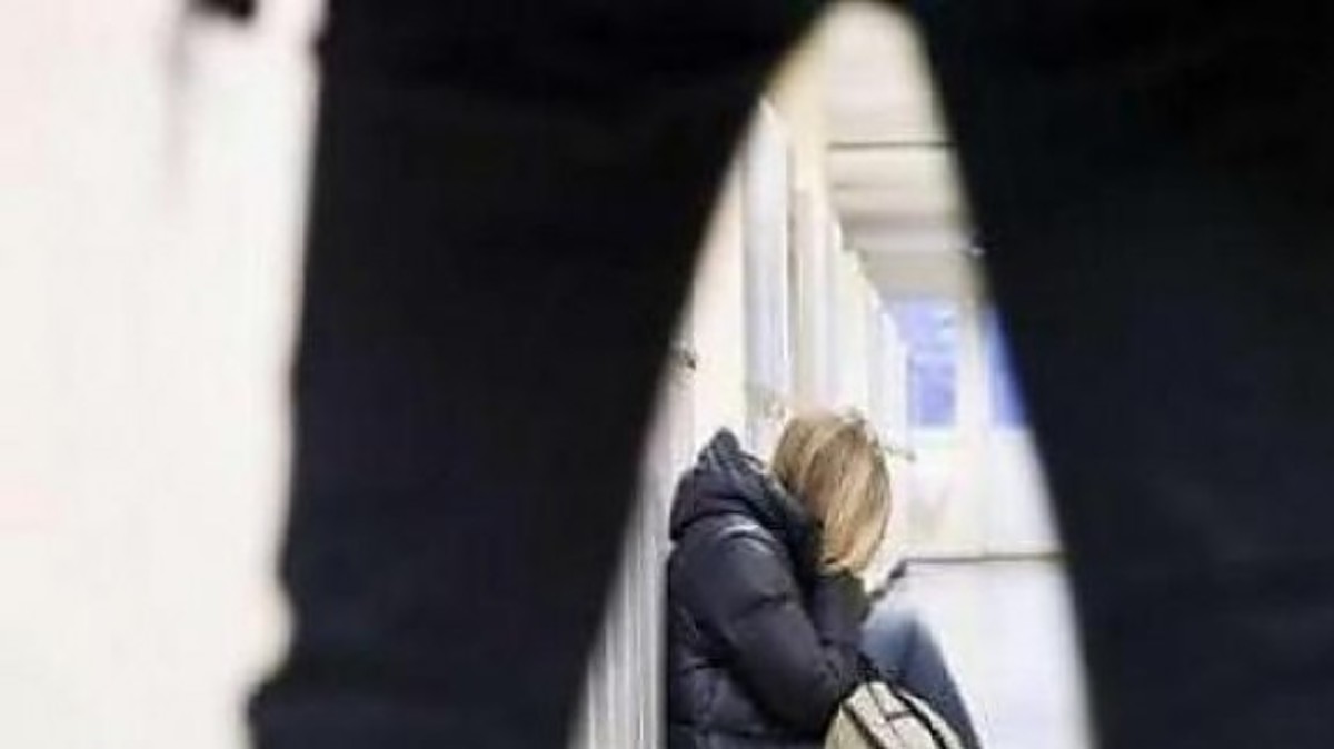 Το ενδιαφέρον του καθηγητή για την 15χρονη μαθήτριά του δεν ήταν τόσο αθώο