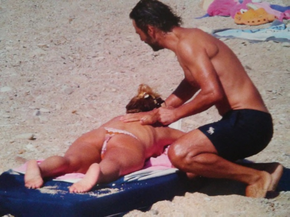 Η Ελληνίδα celebrity αφέθηκε …topless στα χέρια του!