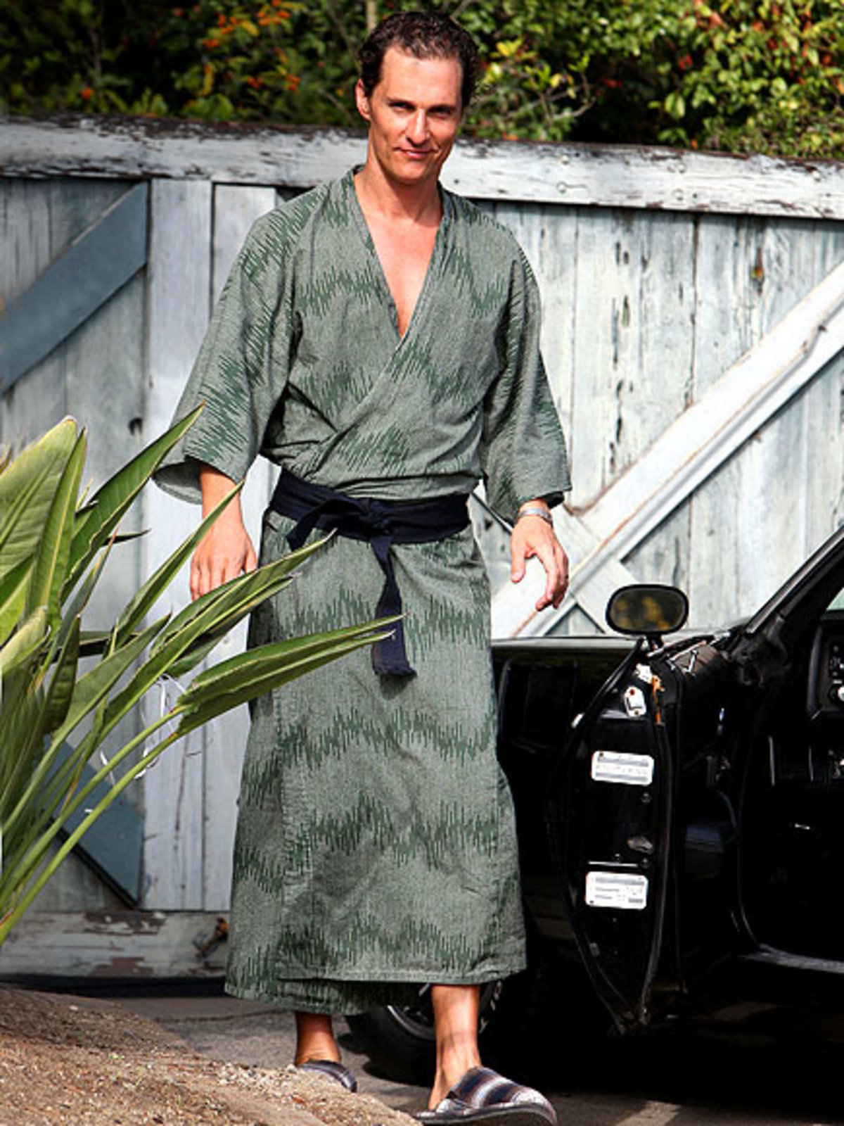 O Matthew Mcconaughey γιόρτασε τα γενέθλιά του με ρόμπα και πανόφλες!