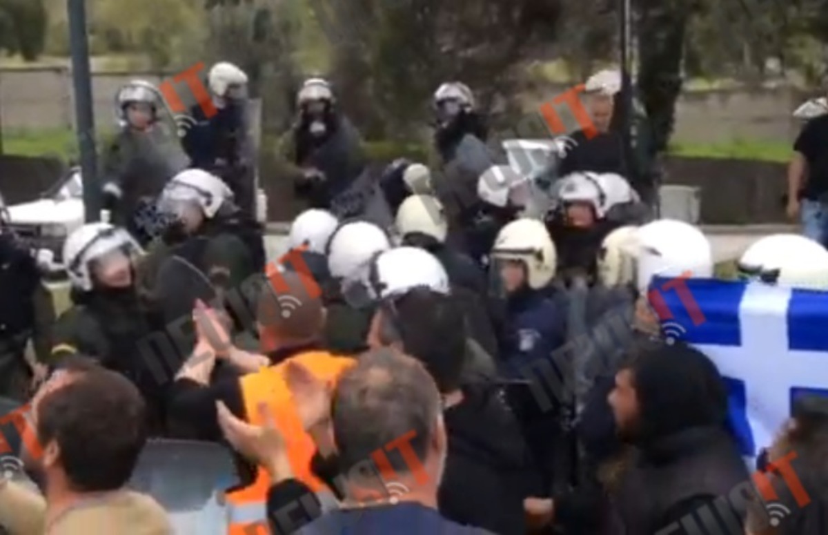 Έσπασαν μπλόκο των ΜΑΤ