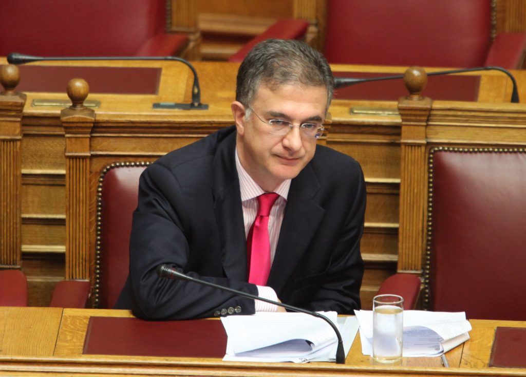 Πίσω ολοταχώς από την κυβέρνηση μετά το… «αντάρτικο» της συγκυβέρνησης για τις αποκρατικοποιήσεις