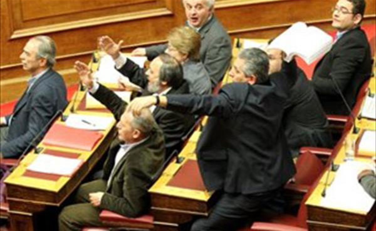 Η στιγμή που… έφυγε το μνημόνιο από τα χέρια του Γ. Μαυρίκου