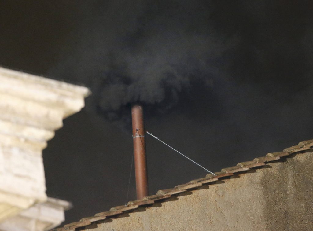 Μαύρος καπνός στο Βατικανό – Εν αναμονή της εκλογής του Πάπα