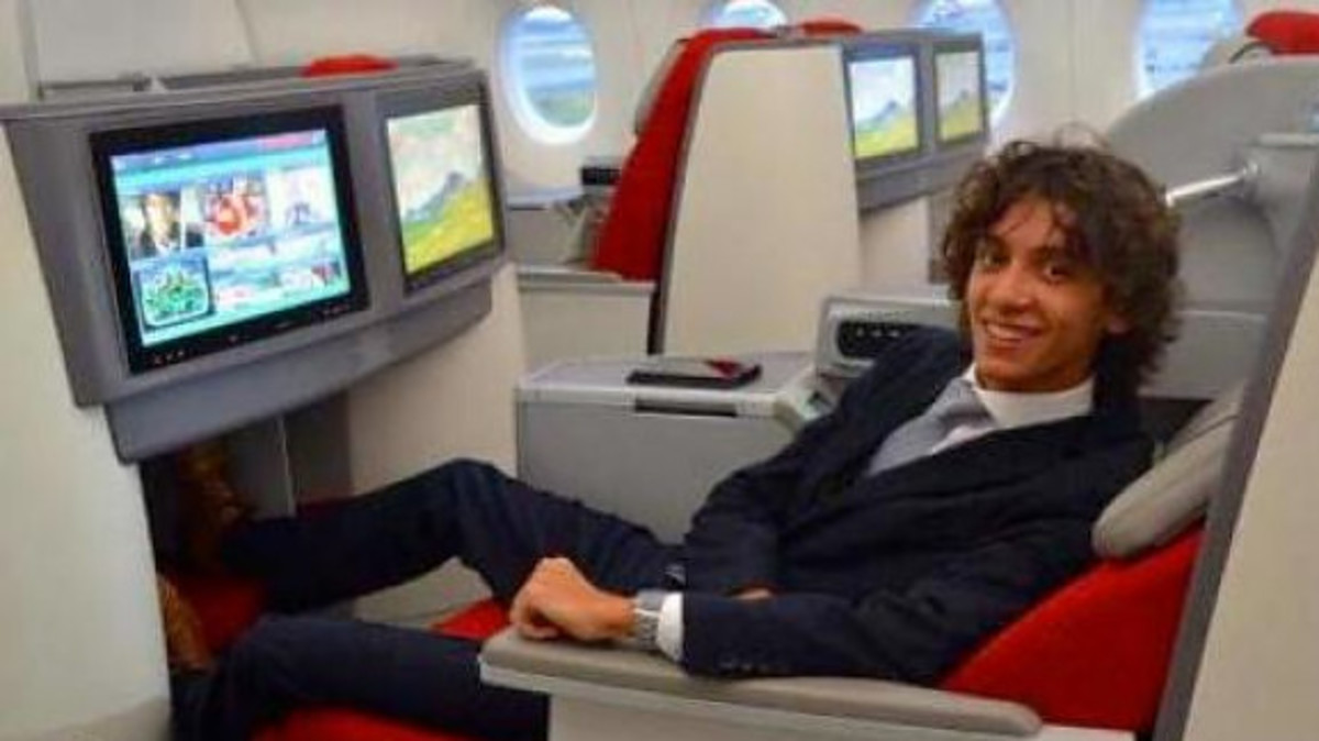 Άλεξ Μαχαίρας: Ο 20χρονος-«φαινόμενο» που βγάζει εκατομμύρια ταξιδεύοντας πρώτη θέση σε αεροπλάνα! [pics]