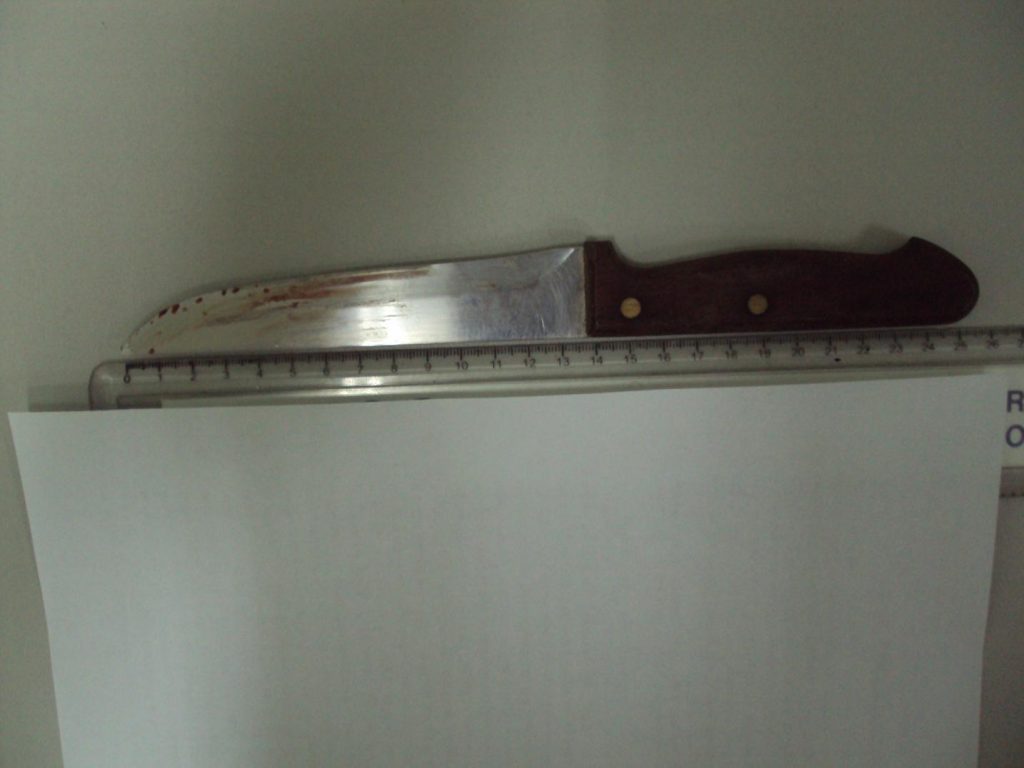 Το μαχαίρι που χρησιμοποίησε ο δράστης - ΦΩΤΟ από astynomia.gr