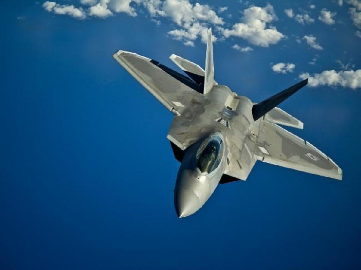 Απίστευτη Μάχη F-22 εναντίον πέντε F-15! [pics, vid]