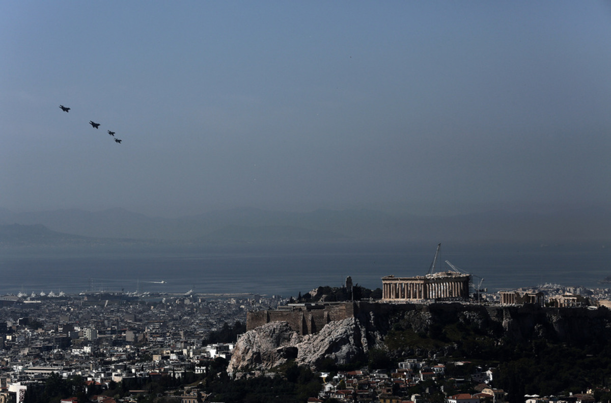 Χαμηλή πτήση μαχητικών πάνω από την Αθήνα – Βγήκε κόσμος στα μπαλκόνια – ΔΕΙΤΕ ΦΩΤΟ