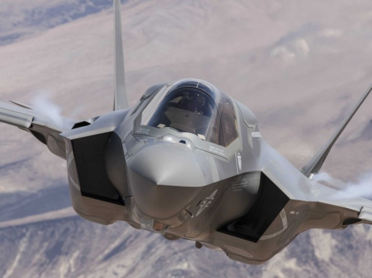 Δείτε το μαχητικό αεροσκάφος F-35 να χρησιμοποιεί τα όπλα του για πρώτη φορά! ΒΙΝΤΕΟ