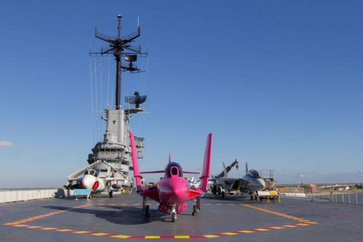 Δείτε γιατι έβαψαν μαχητικό αεροσκάφος ροζ [pics, vid]