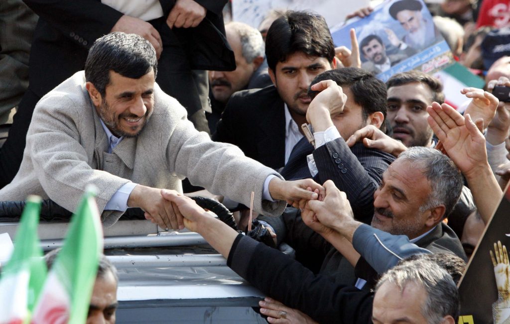 Ο Αχμαντινετζάντ απέλυσε τη μοναδική γυναίκα υπουργό του