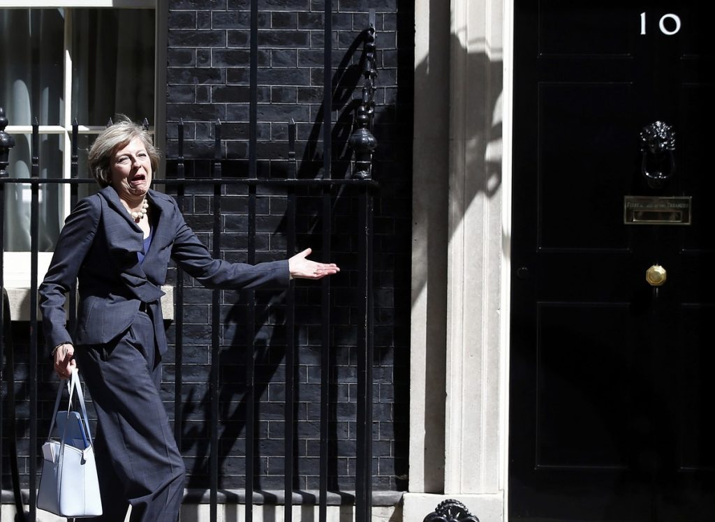 Η πρώτη γκάφα της Τερέζα Μέι στη Downing Street (ΦΩΤΟ, VIDEO)