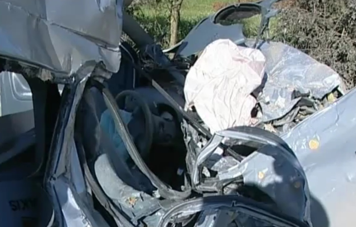 Ένας νεκρός στην άσφαλτο – “Καρφώθηκε” με το αυτοκίνητό του σε φορτηγό