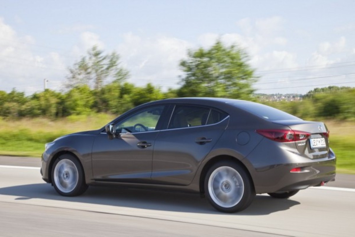 Αποκαλύφθηκε και η σεντάν έκδοση του νέου Mazda3