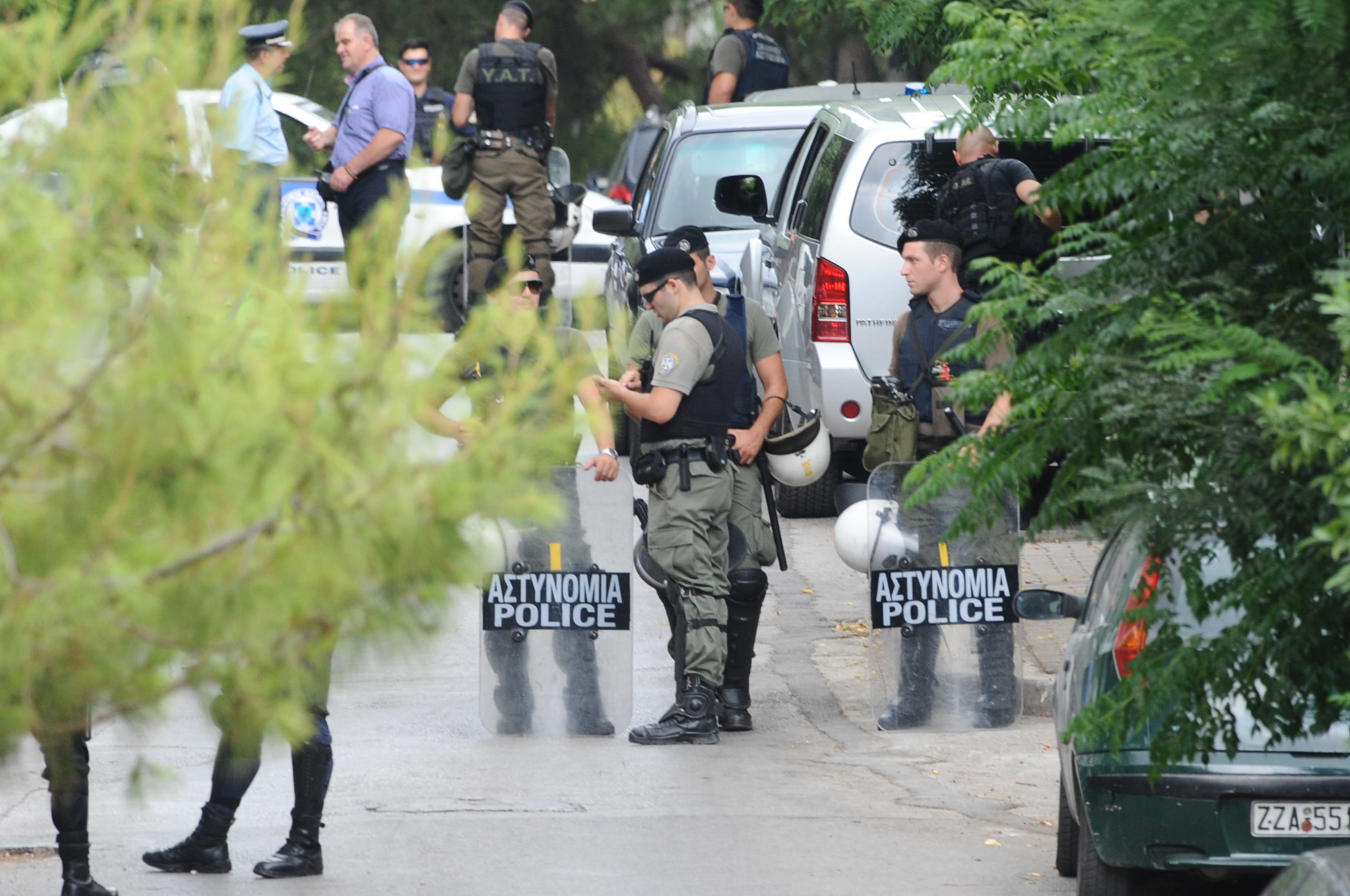 Σαρωτικές έρευνες της Αντιτρομοκρατικής σε όλη την Ελλάδα για τους συνεργούς του Μαζιώτη – Το ύποπτο (;) διαμέρισμα στα Καμένα Βούρλα