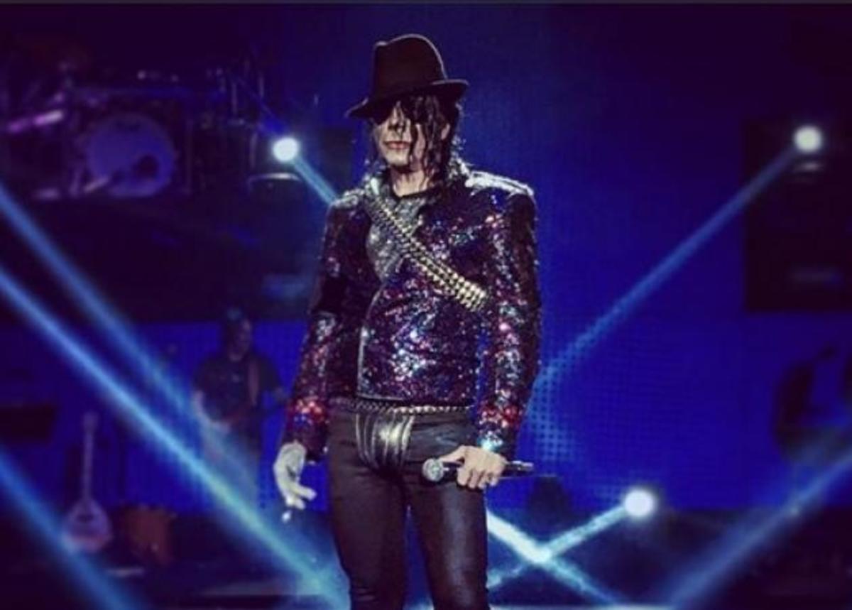 Είναι πασίγνωστος Έλληνας τραγουδιστής! Τον αναγνωρίζετε;