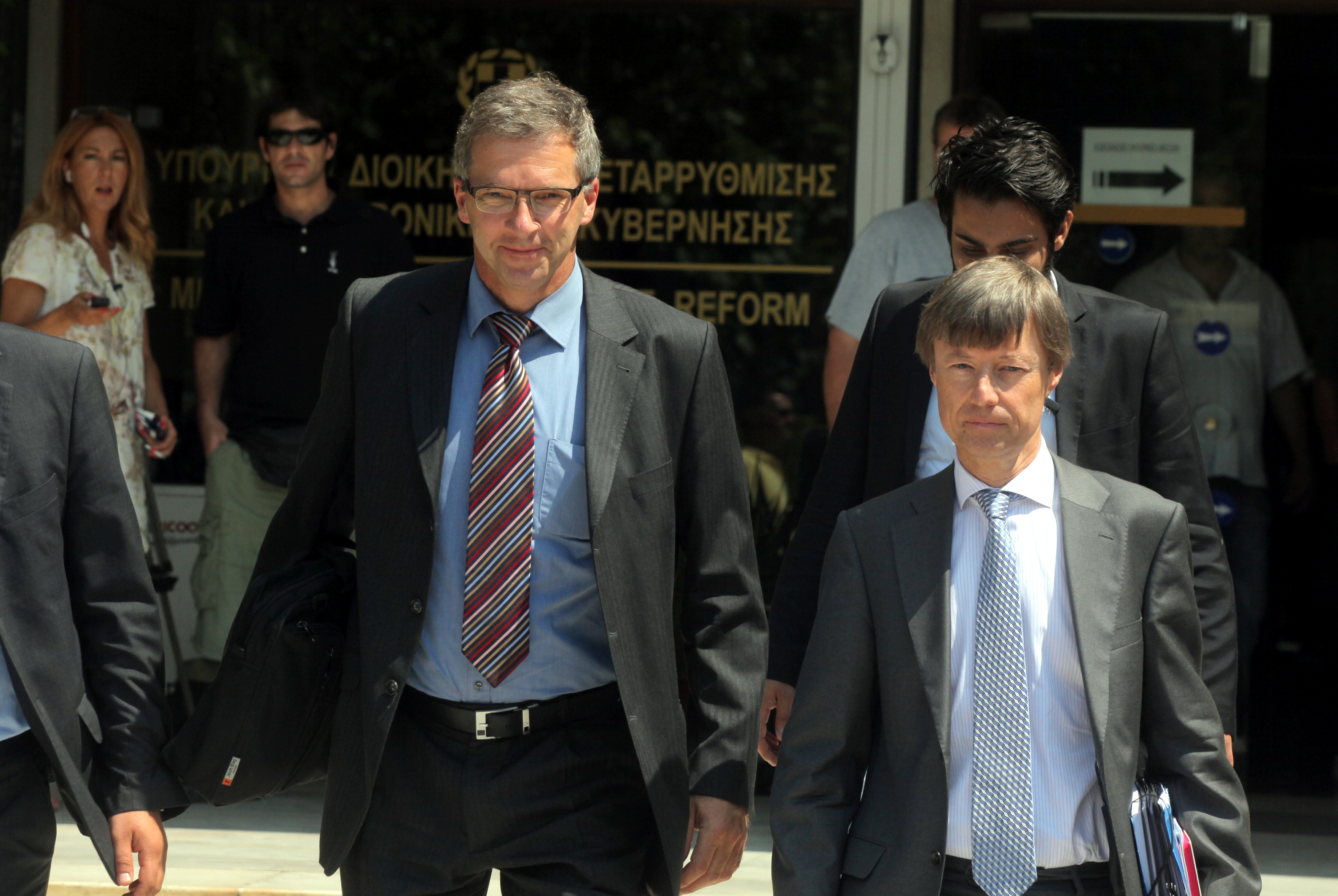 Άλλο ένα θρίλερ με την τρόικα: “Πάρτε πίσω τη μείωση του ΦΠΑ στην εστίαση – Δε δεχόμαστε κανένα ισοδύναμο”