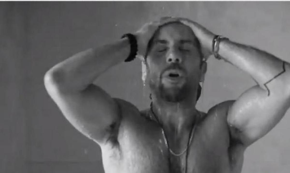 Γ. Μαζωνάκης: Σέξυ όσο ποτέ σε ένα προκλητικό βίντεο!