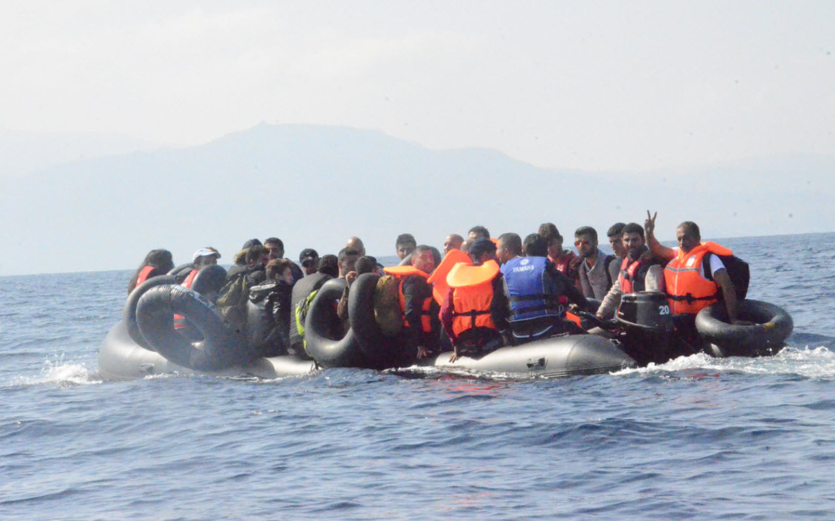 Οι πρόσφυγες, οι διακινητές, τα όνειρα και η αγωνία της μάνας στην «άλλη μεριά της θάλασσας»