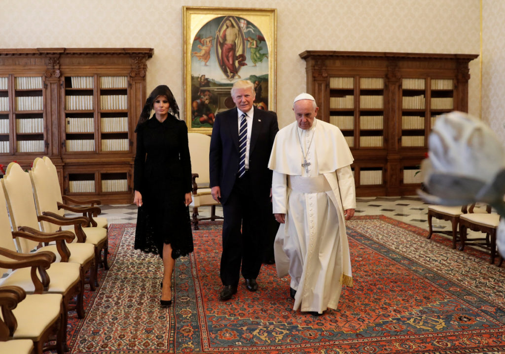 Η Μελάνια Τραμπ στο Βατικανό με μαύρο μαντήλι! [pics]