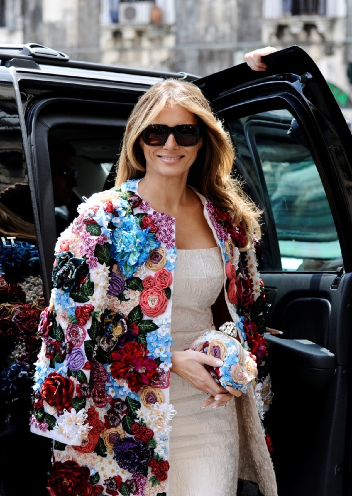 Απίστευτο! Πόσο κόστισε το floral παλτό της Μελάνια Τραμπ