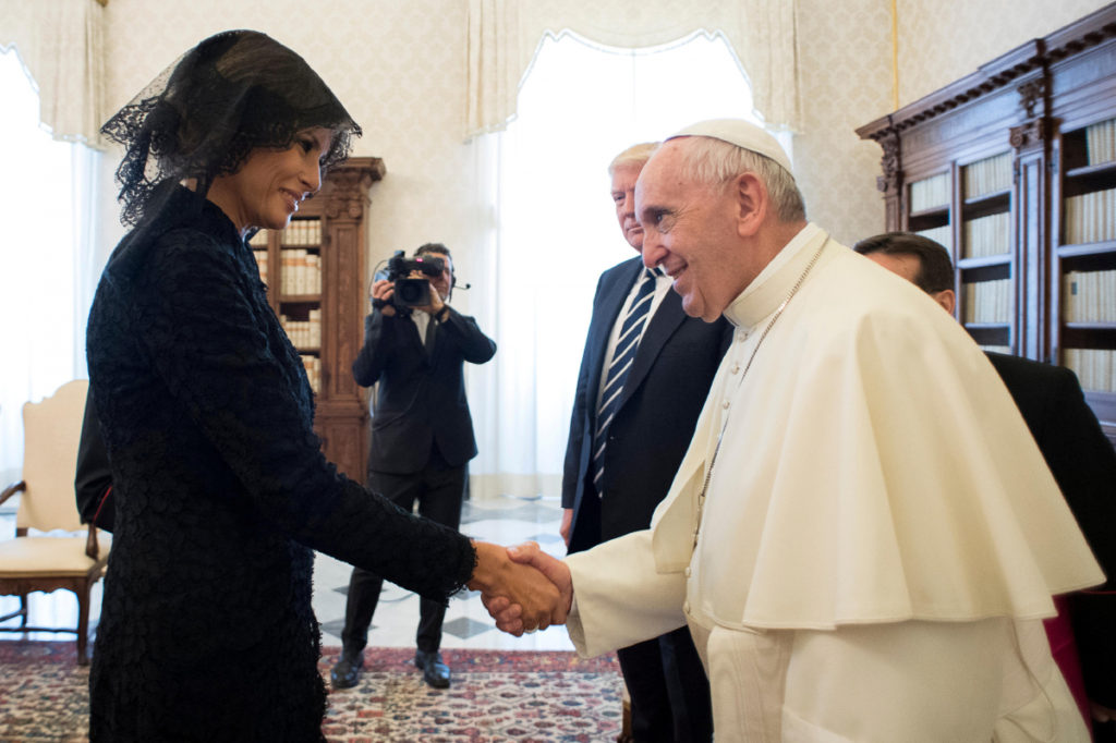 Μελάνια Τραμπ: Άλλο την ρώτησε ο Πάπας, άλλο απάντησε; [vid]