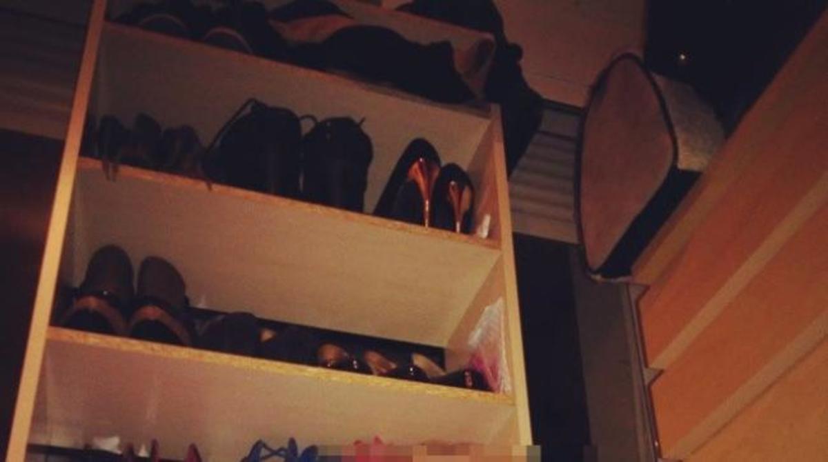 Σε ποια Ελληνίδα τραγουδίστρια ανήκει η ντουλάπα με τα παπούτσια της φωτογραφίας;