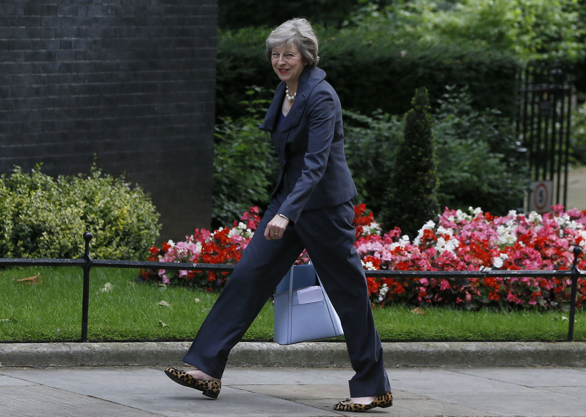 Η νέα πρωθυπουργός της Βρετανίας σε Γιούνκερ: “Θέλω χρόνο”