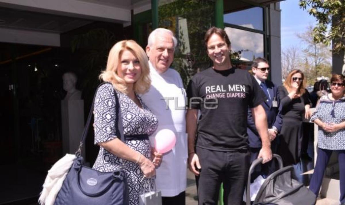 Ελένη Μενεγάκη: Η συγκίνηση και οι αγκαλιές με τον Ματέο, έξω από το μαιευτήριο!