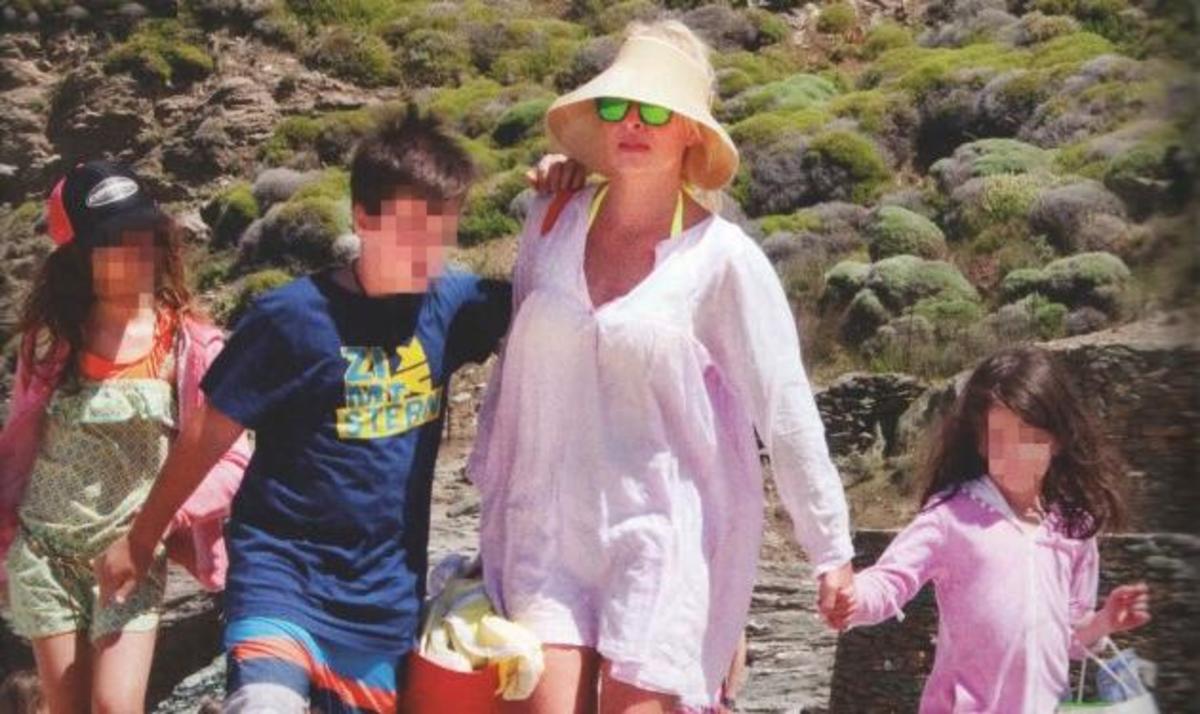 Ελένη Μενεγάκη: Στην Άνδρο με τα παιδιά και τον Ματέο!