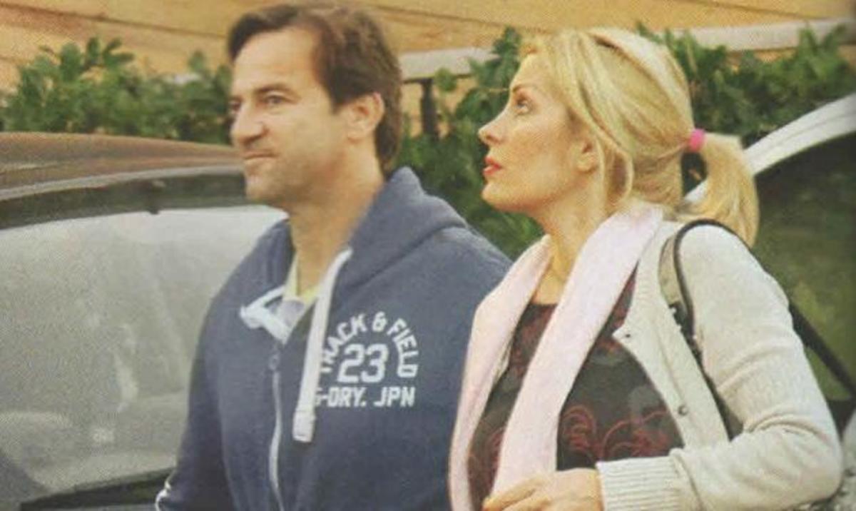 Eλένη Μενεγάκη: Βόλτες στην Κηφισιά με μίνι φόρεμα σε προχωρημένη εγκυμοσυνη