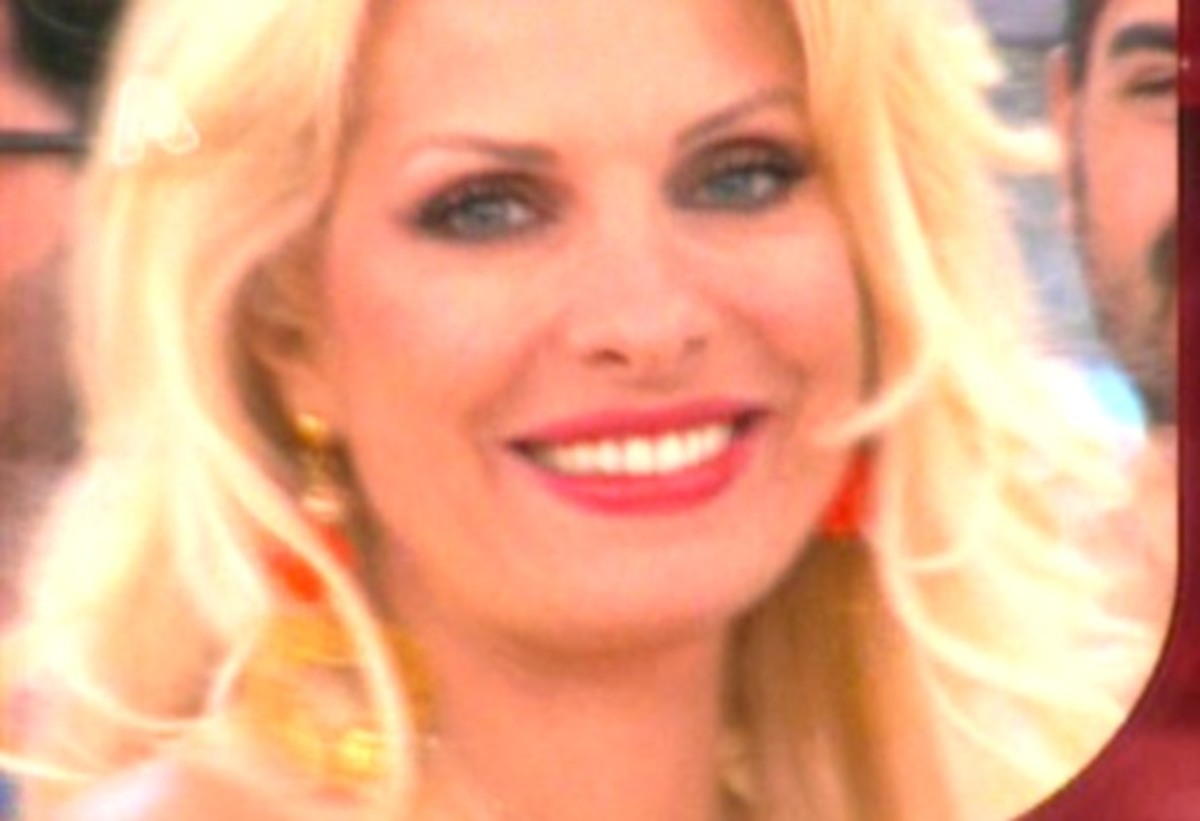 Ο αποχαιρετισμός της Ελένης Μενεγάκη – “Περιμένετέ μας σε τρεις μήνες”!