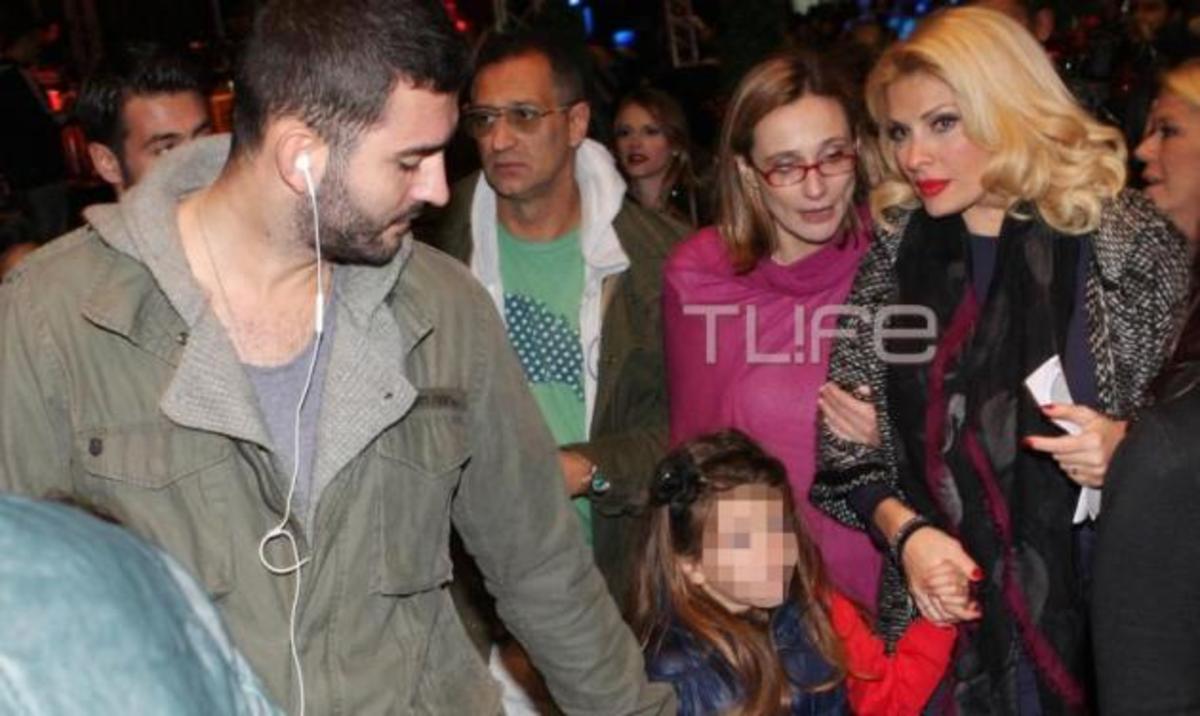 Ελένη Μενεγάκη: Άναψε το δέντρο με τον Ματέο και τον αδερφό της στο πλευρό της!