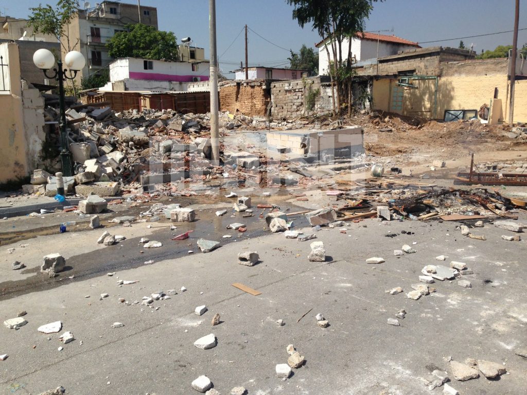 Εικόνες πολέμου στο Μενίδι! Φωτιές, οδοφράγματα και ένταση από τσιγγάνους μετά την κατεδάφιση αυθαιρέτων