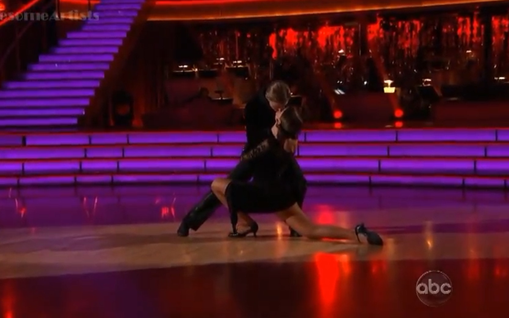 Αρίστευσε η Μενούνος στον ημιτελικό του Dancing – Τραυματίας ο παρτενέρ της