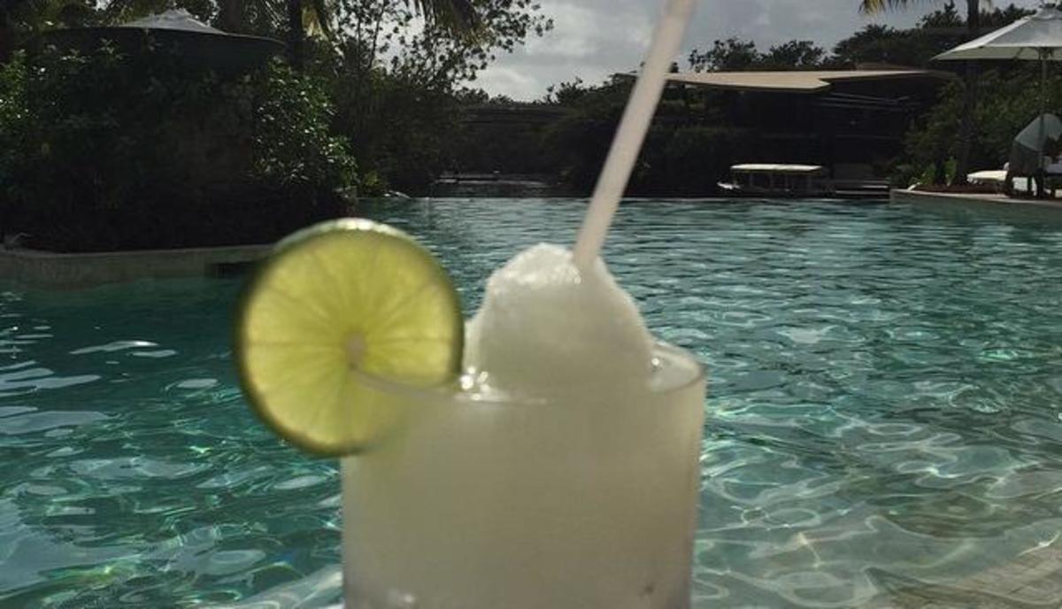 Μάντεψε ποια διάσημη παρουσιάστρια απολαμβάνει τα coctails της στο Μεξικό!