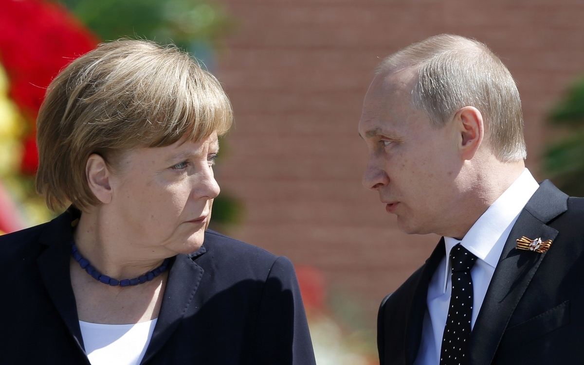 Μέρκελ καλεί Πούτιν να συνεργαστούν με φόντο τους νεκρούς του Β’ Παγκοσμίου Πολέμου (ΦΩΤΟ)