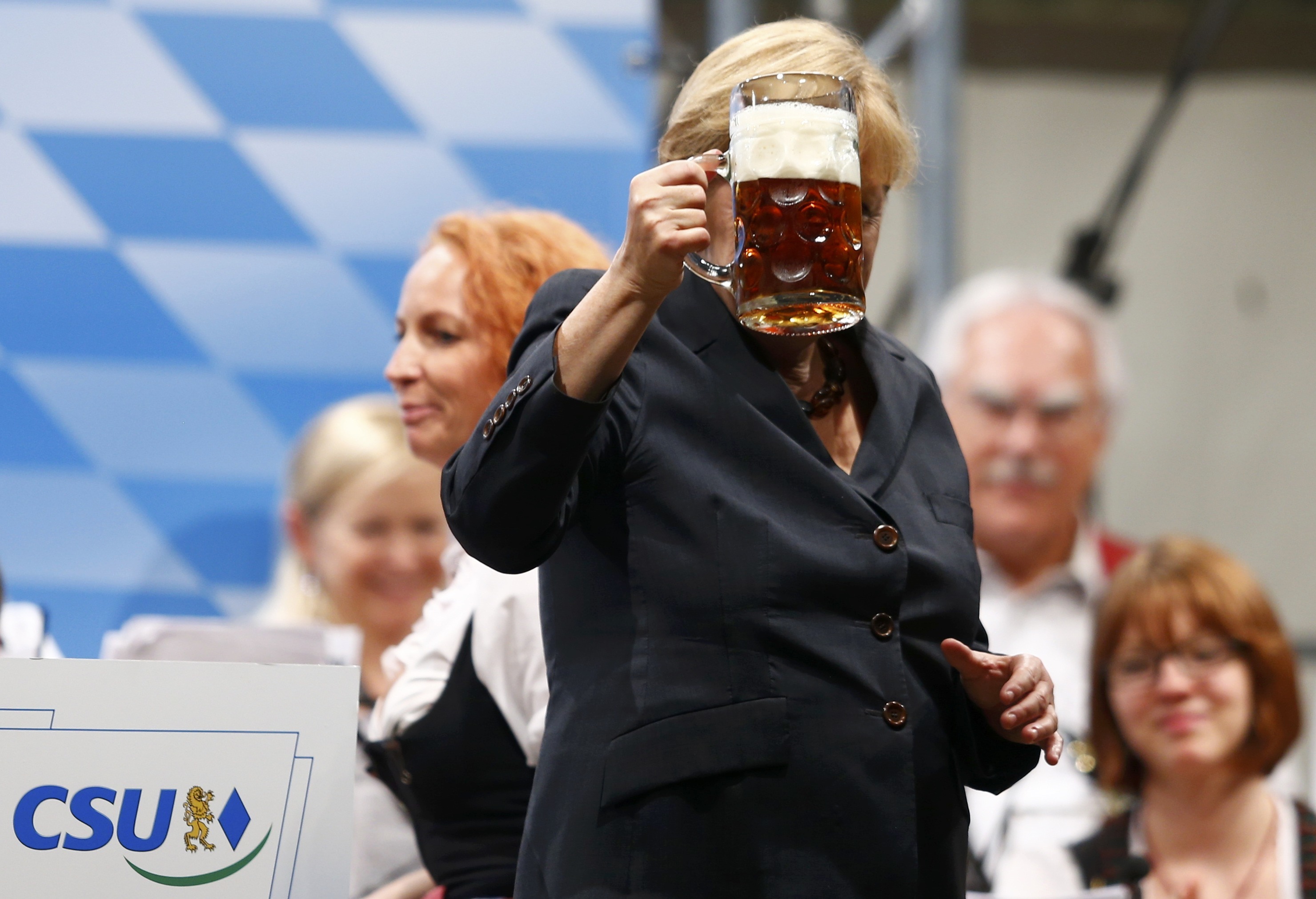 Στην υγεία των κορόιδων! Μετά το Νταχάου, η Μέρκελ ήπιε (πολλή) μπύρα (ΦΩΤΟ)