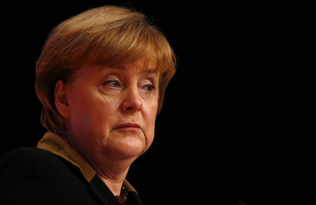 Μέρκελ: Οι γερμανοί να ντρέπονται για τα κρούσματα ξενοφοβίας