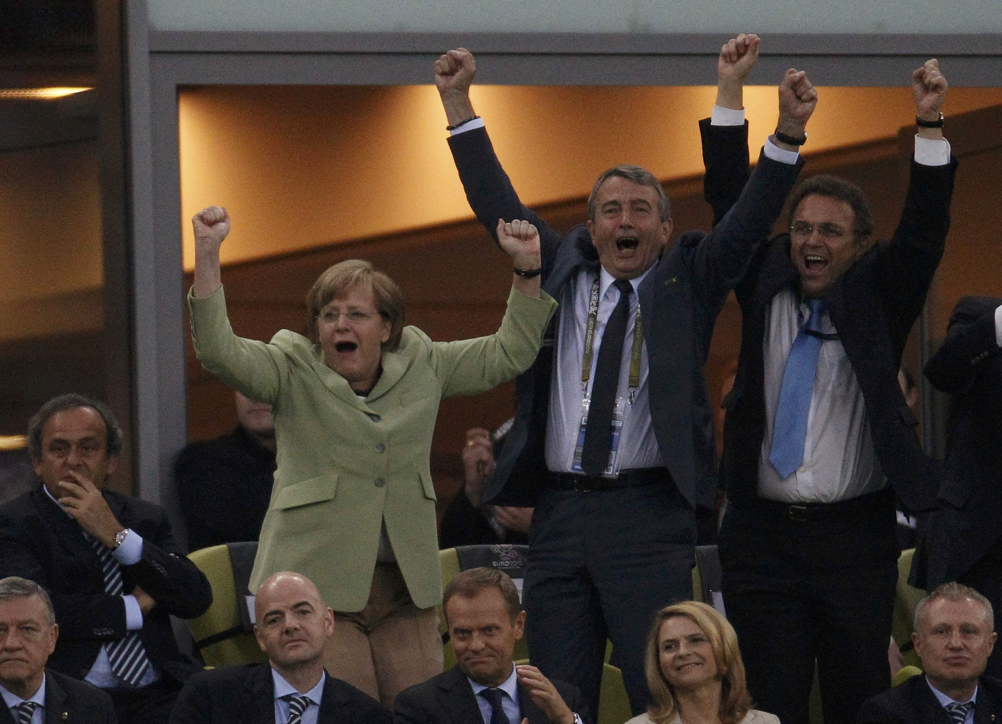Οι πανηγυρισμοί της Μέρκελ στα γκολ της Γερμανίας – Πλούσιο φωτορεπορτάζ